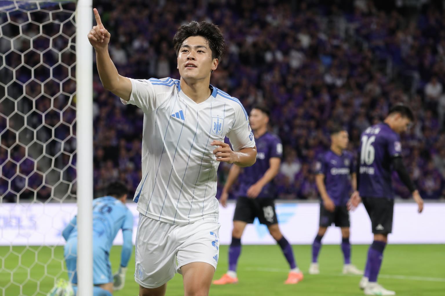 [울산 축구, 허율 골, K리그] 기사 영향과 배경을 설명하는 이미지 - 장면은 단순하지만 정확했다. 왼쪽 측면에서 이진현이 올린 크로스를 허율이 머리로 받아 넣으며 골문을 흔들었다. 허율은 지난 경기(광주전)에서 시...