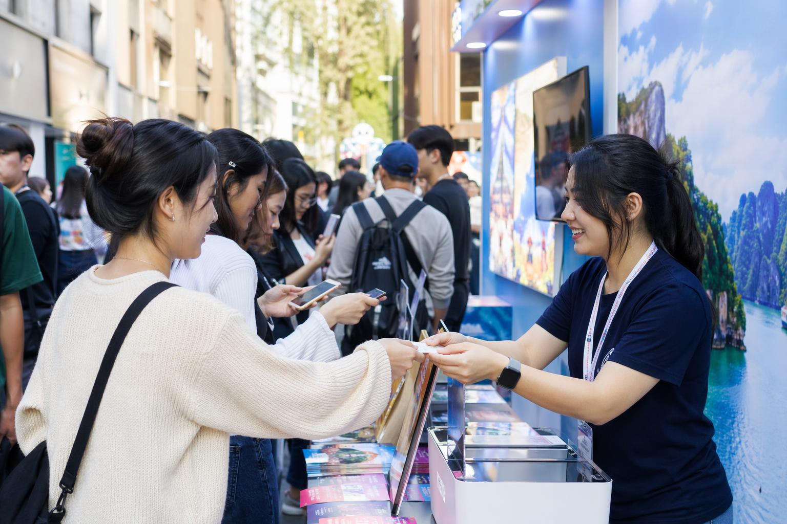 타이완 관광 기사 영향과 배경을 설명하는 이미지 - 현장에서는 타이완 현지 인기 메뉴를 맛볼 기회도 제공된다. 기업 부스와 프로그램 참여로 획득한 스탬프 를 모으면 타이완 맥주, 후추 닭 절임,...