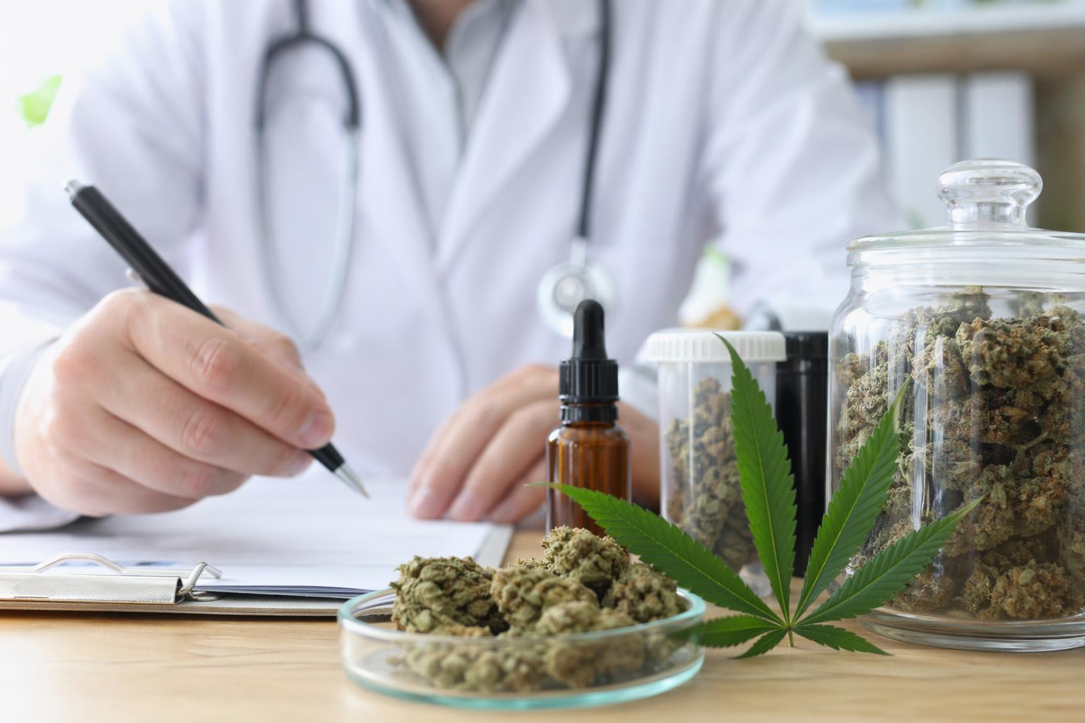 [의료용 대마초, 규제완화, 트럼프] 기사 핵심 맥락을 보여주는 이미지 - 연합뉴스 보도에 따르면, 이번 결정은 마리화나를 통제물질법상 최상위 위험으로 분류하던 ‘1급’에서 상대적으로 위험도가 낮다고 평가되는 ‘3급’으...