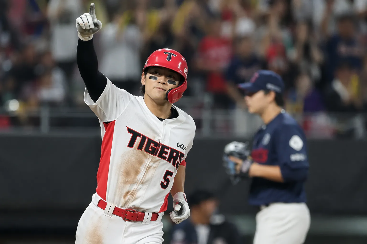 연타석홈런 기사 영향과 배경을 설명하는 이미지 - 롯데 입장에서는 비슬리가 삼진을 대량으로 잡아내는 등 제 역할을 해냈다는 점이 위안거리다. 그러나 문제는 실점이 ‘한 번에 몰렸다’는 부분이었다...