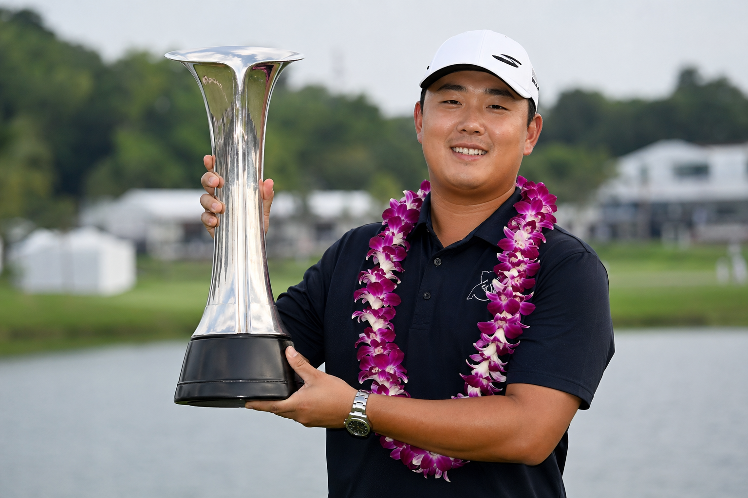 함정우 우승 기사 영향과 배경을 설명하는 이미지 - 선두를 유지하는 것은 경기력만큼이나 심리적인 문제를 동반한다. 특히 ‘와이어 투 와이어’ 우승은 중간 순위 역전의 변수가 항상 존재한다는 점에서...