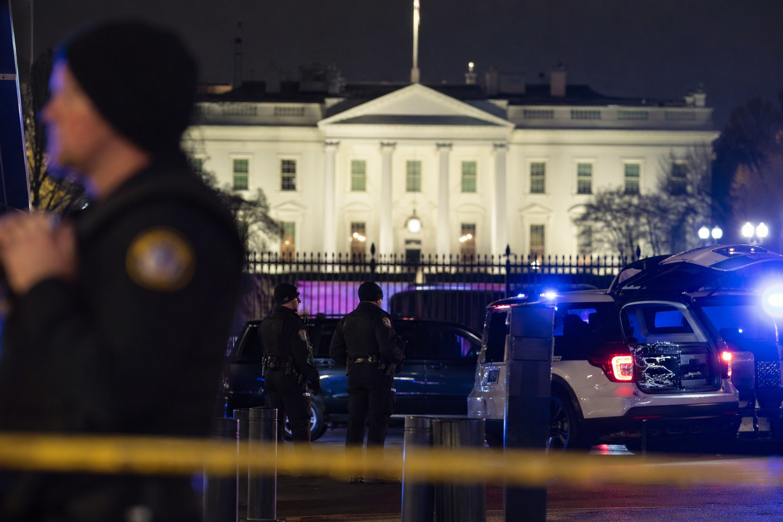 트럼프 만찬장, 백악관 출입기자단, 총격 수사 기사 핵심 맥락을 보여주는 이미지 - 연합뉴스에 따르면, 총격범 앨런은 만찬장 보안 검색 구역에서 비밀경호국(SS) 요원들을 향해 산탄총을 쏜 뒤 현장에서 제압됐다. SS 요원...