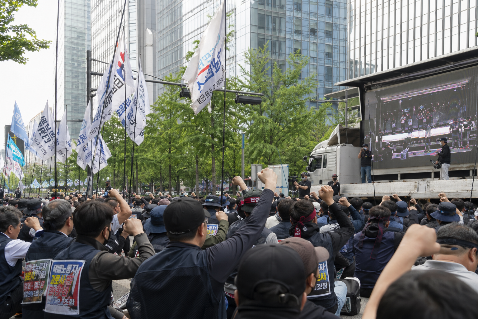 CU 본사, 노조 집회, 성실교섭 기사 핵심 맥락을 보여주는 이미지 - 양경수 위원장은 대회사를 통해 “테헤란로엔 기업 본사가 많다”는 취지로 발언하며, CU 운영 과정에서 대규모 유통 이윤이 발생하는 반면 현장 노...