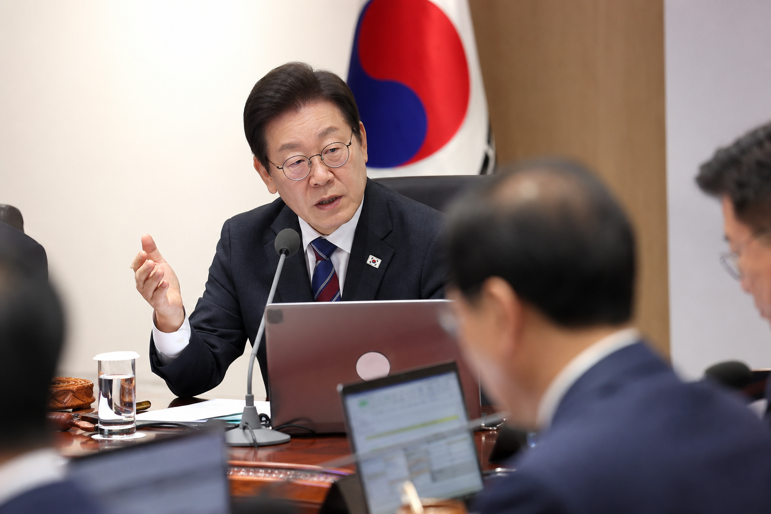 한미관계, 사법주권, 쿠팡 기사 영향과 배경을 설명하는 이미지 - 청와대는 한미 정상 공동 팩트시트에 명시된 ‘디지털 비차별 약속’은 변함없으며 성실히 이행하겠다고 설명했다. 또 국회에 망 사용료 의무화 법안이...