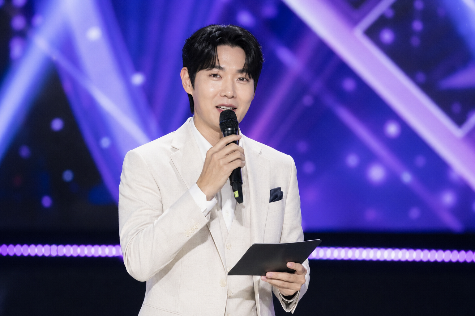 [손태진, 트롯MC, 더트롯쇼] 기사 핵심 맥락을 보여주는 이미지 - 손태진은 성악과 트롯을 아우르는 역량으로 주목받아 온 인물이다. 음색과 가창력 중심의 무대에서 강점을 보였을 뿐 아니라, 라디오 등 매체에서 쌓...