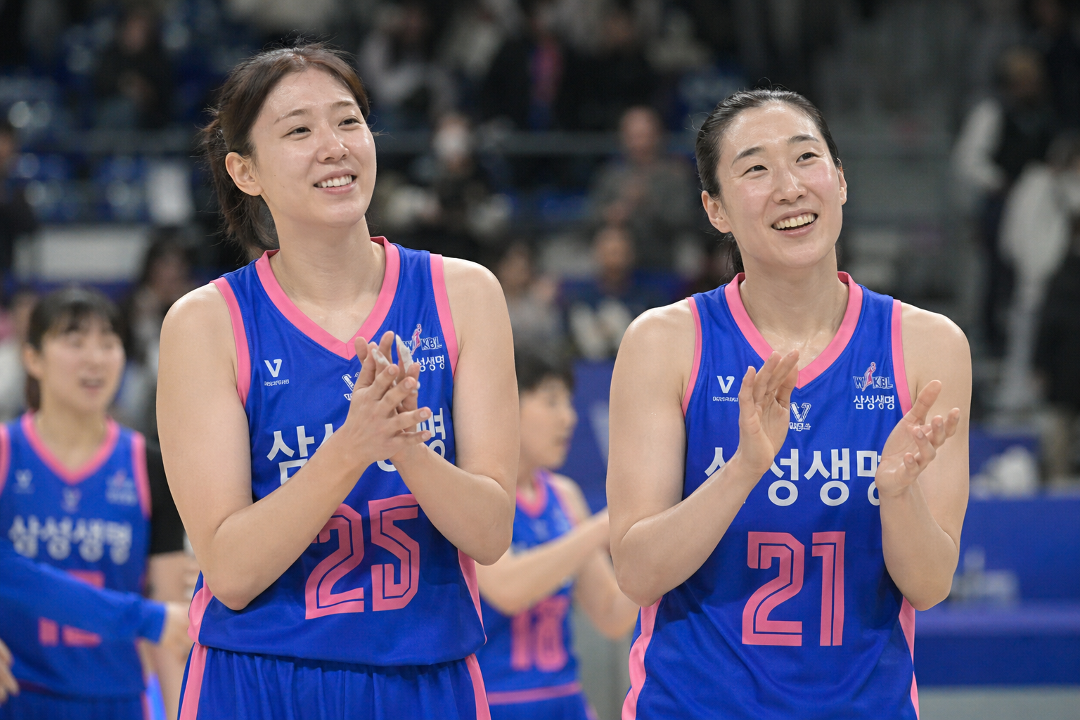 여자농구 FA 기사 영향과 배경을 설명하는 이미지 - 배혜윤은 2007-2008시즌 신인상을 받은 뒤 2013년부터 삼성생명에서 활약해 왔다. 2022-2023시즌과 2024-2025시즌 리그 베스...