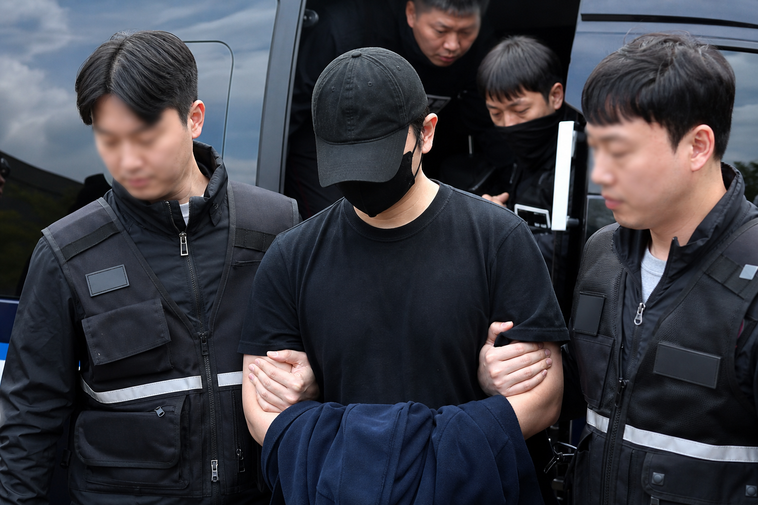 텔레그램 마약 기사 핵심 맥락을 보여주는 이미지 - 최 씨는 검은 모자와 마스크로 얼굴을 가린 채 취재진 질문에 답하지 않고 곧장 호송 차량에 올랐다. 경찰은 최 씨가 마약류관리법 위반 과 여권법...