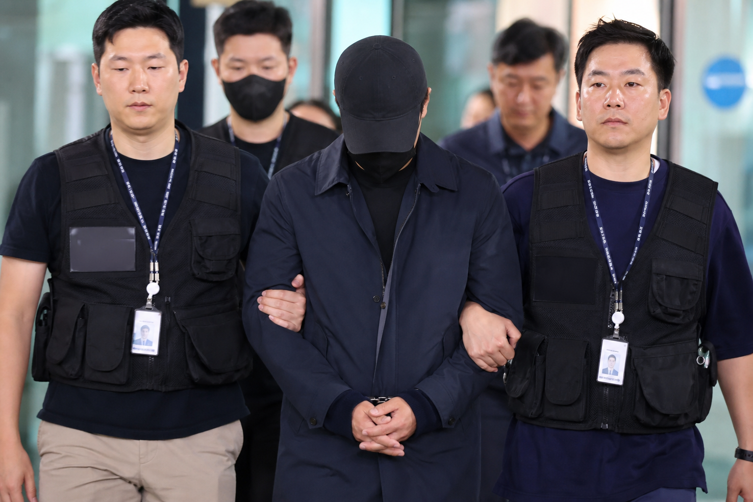 [마약수사, 법원구속, 경찰] 기사 영향과 배경을 설명하는 이미지 - 경찰은 최씨가 2018년 이후 공식 출국 기록이 없었던 점을 고려해 행적 추적에 나섰고, ‘태국에 거주 중’이라는 첩보를 토대로 태국 경찰과 공...